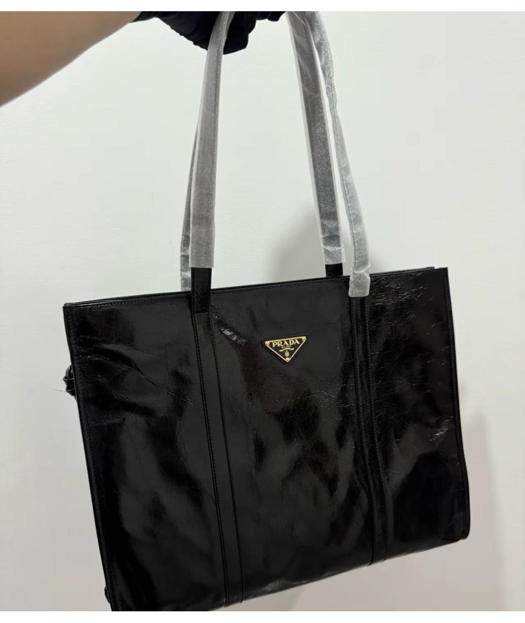 PRADA Черная сумка тоут из лакированной кожи, фото 7