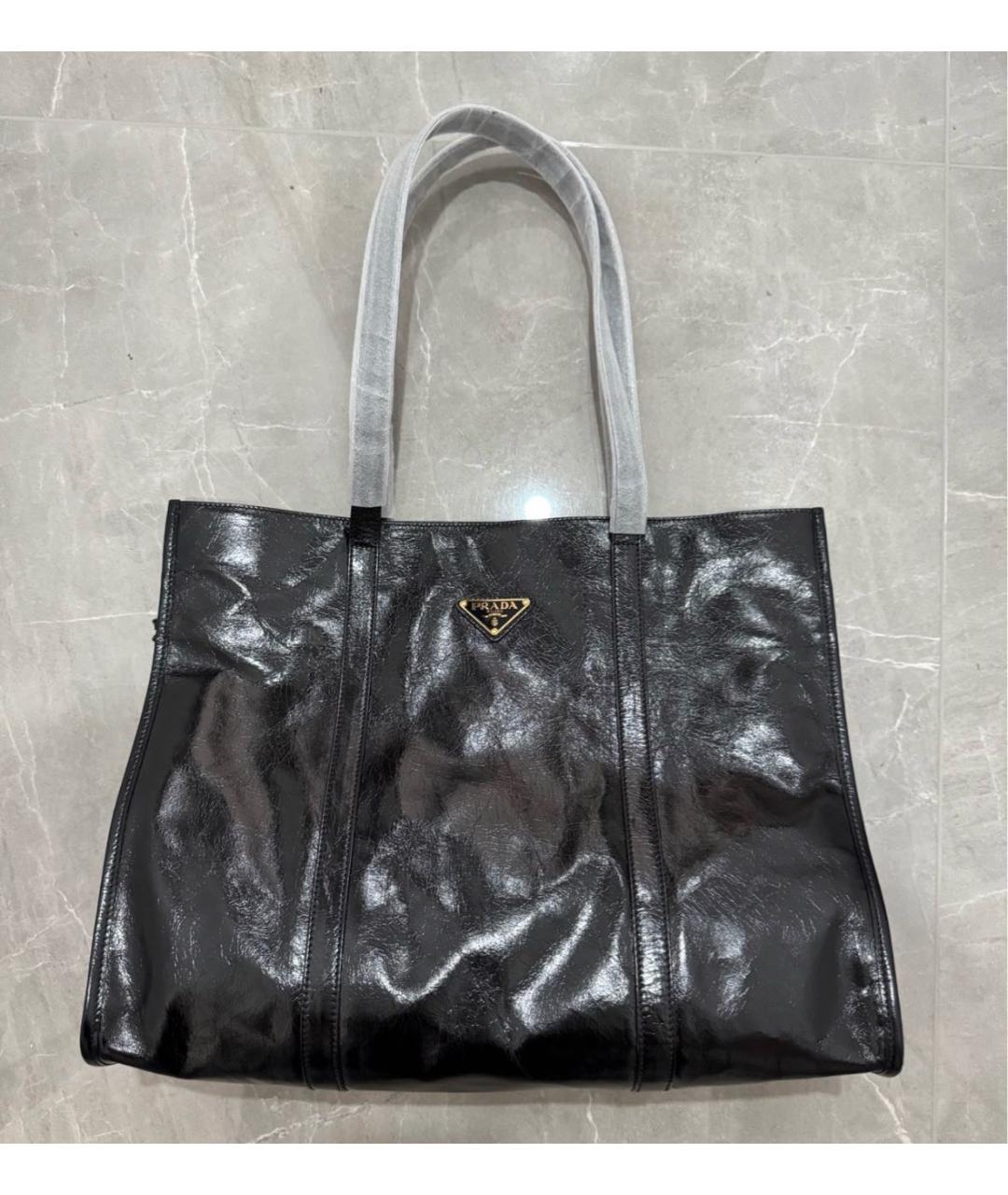 PRADA Черная сумка тоут из лакированной кожи, фото 5