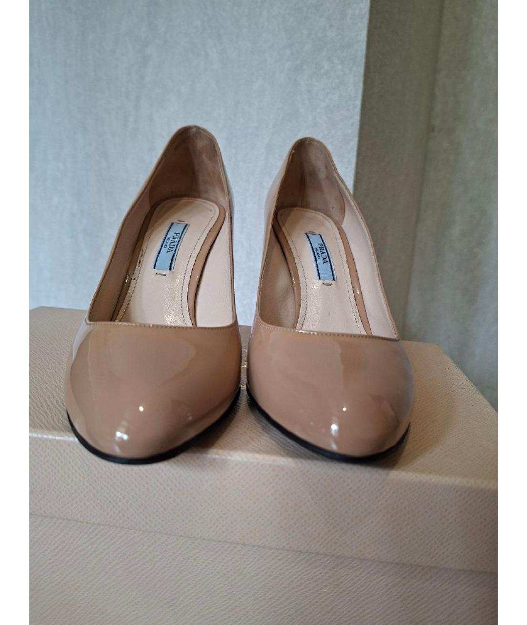 PRADA Бежевые туфли из лакированной кожи, фото 2
