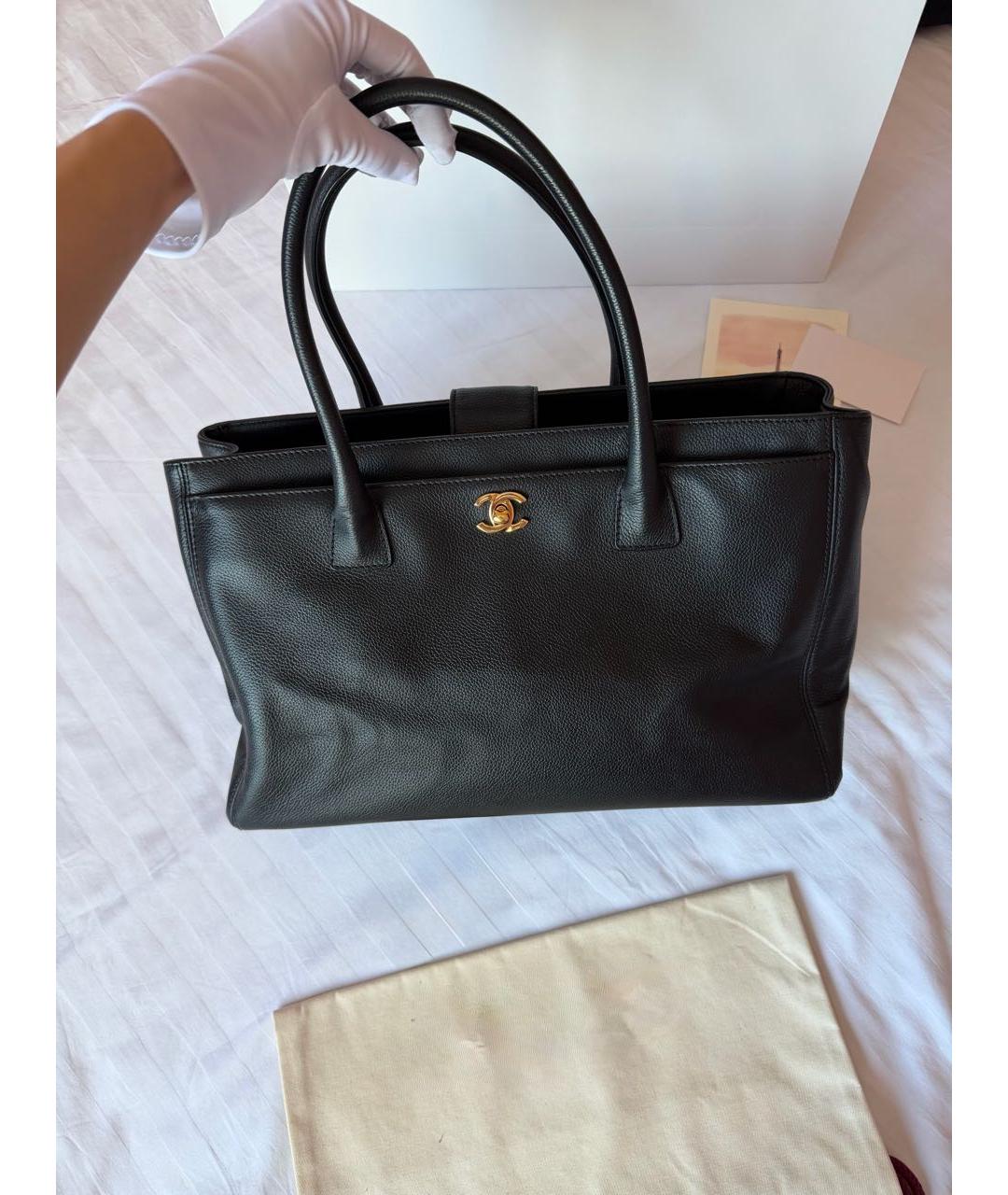 CHANEL Черная кожаная сумка с короткими ручками, фото 2