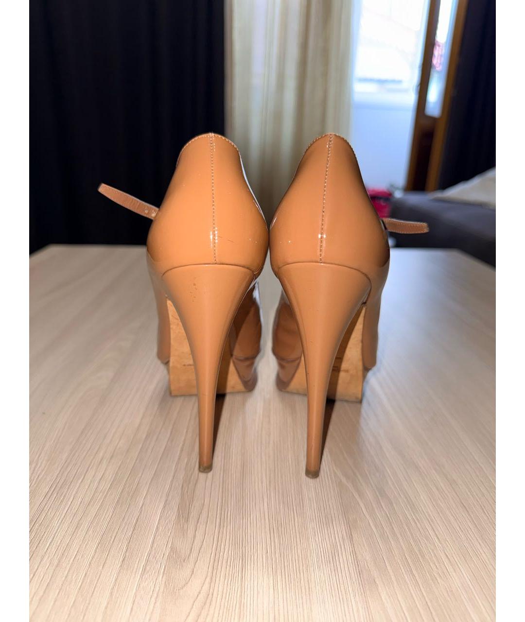 SAINT LAURENT Бежевые босоножки из лакированной кожи, фото 4