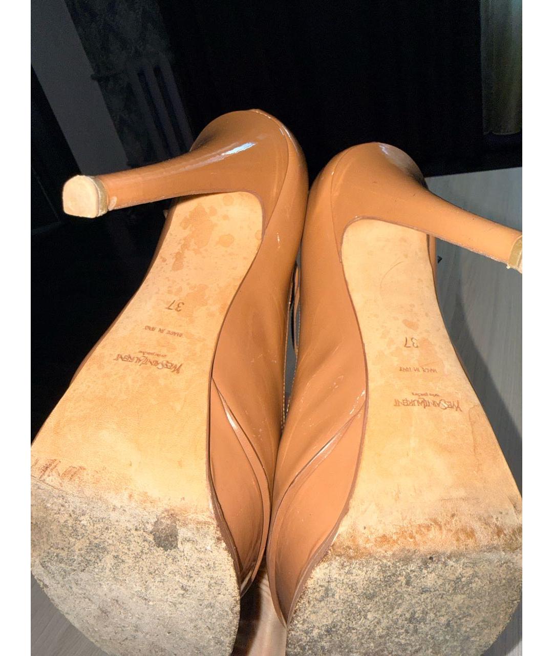 SAINT LAURENT Бежевые босоножки из лакированной кожи, фото 8