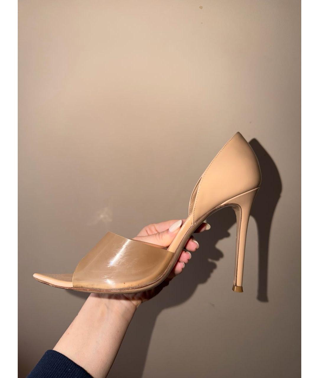 GIANVITO ROSSI Бежевые босоножки из лакированной кожи, фото 3