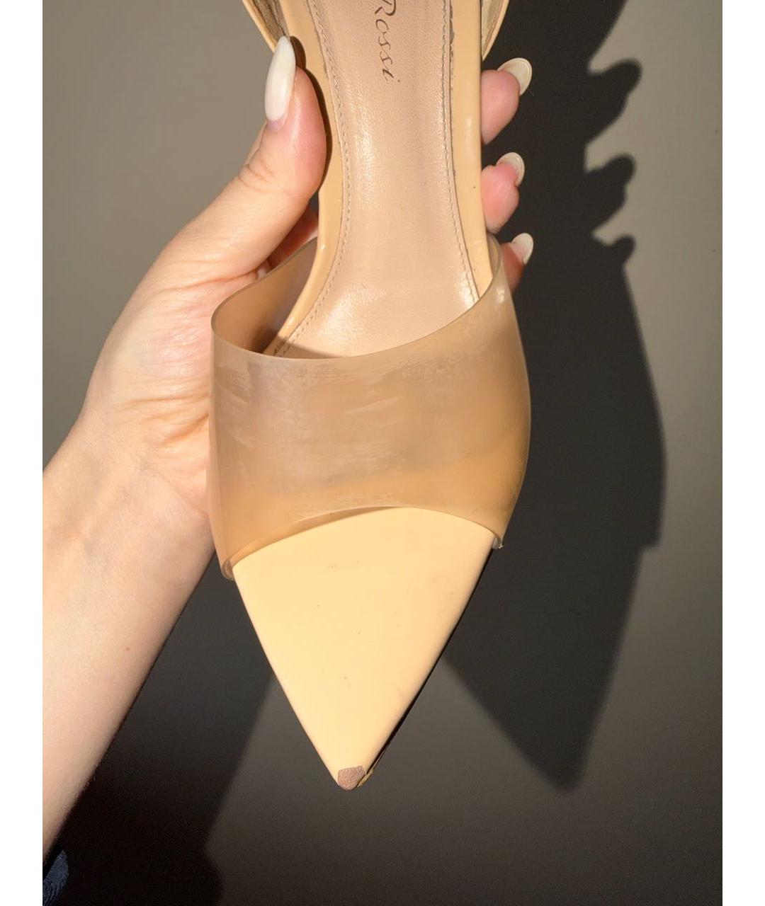 GIANVITO ROSSI Бежевые босоножки из лакированной кожи, фото 4