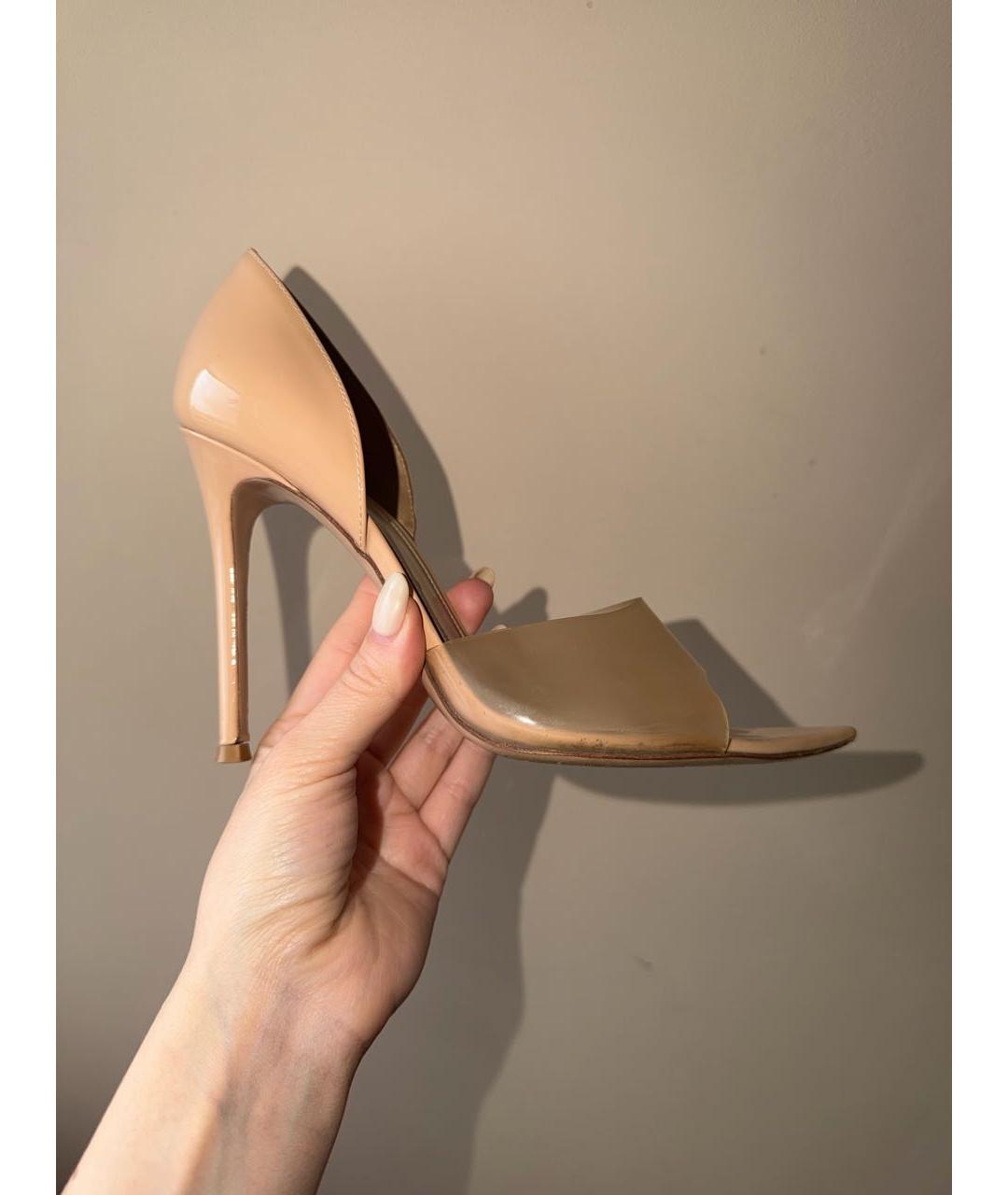 GIANVITO ROSSI Бежевые босоножки из лакированной кожи, фото 5