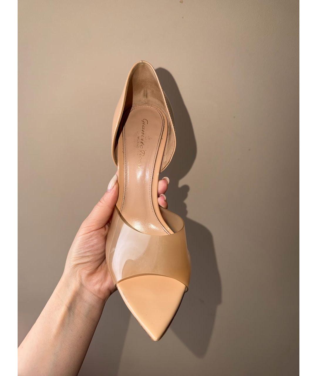 GIANVITO ROSSI Бежевые босоножки из лакированной кожи, фото 2