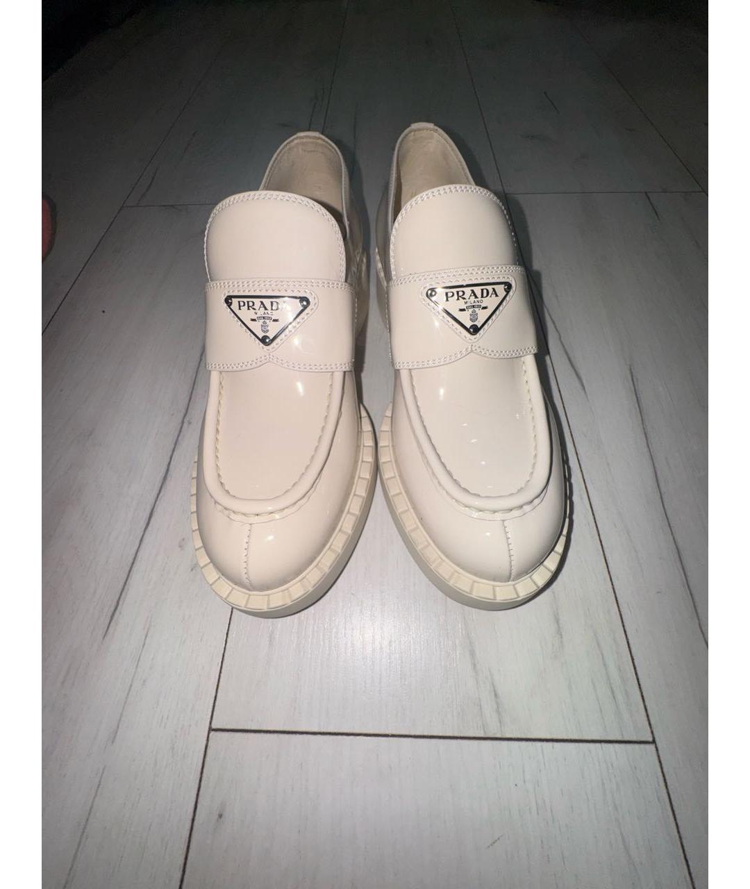 PRADA Бежевые лоферы из лакированной кожи, фото 2