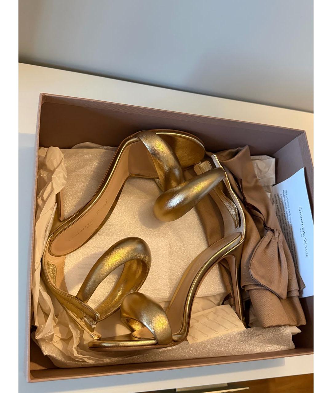 GIANVITO ROSSI Золотые кожаные босоножки, фото 6