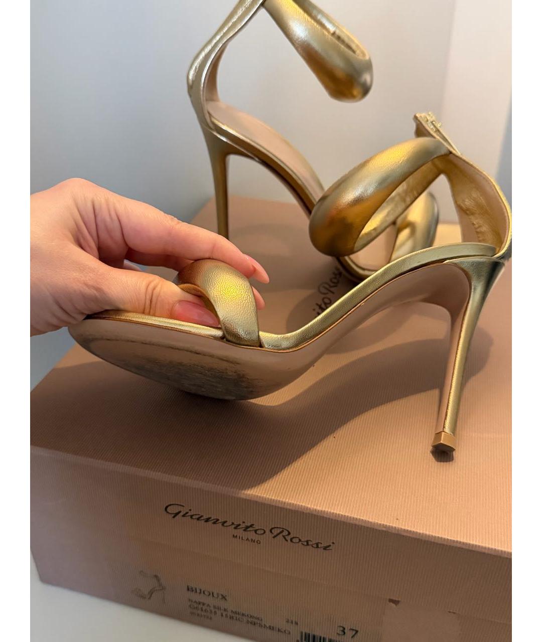 GIANVITO ROSSI Золотые кожаные босоножки, фото 8