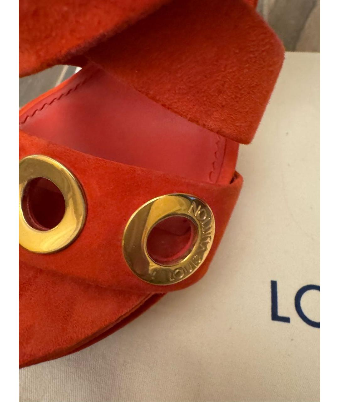 LOUIS VUITTON Красные замшевые босоножки, фото 4
