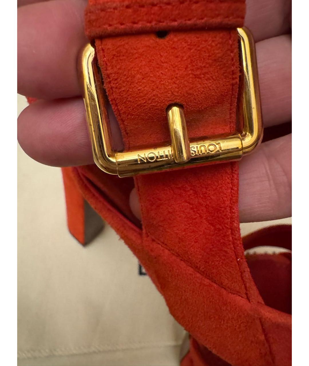 LOUIS VUITTON Красные замшевые босоножки, фото 5