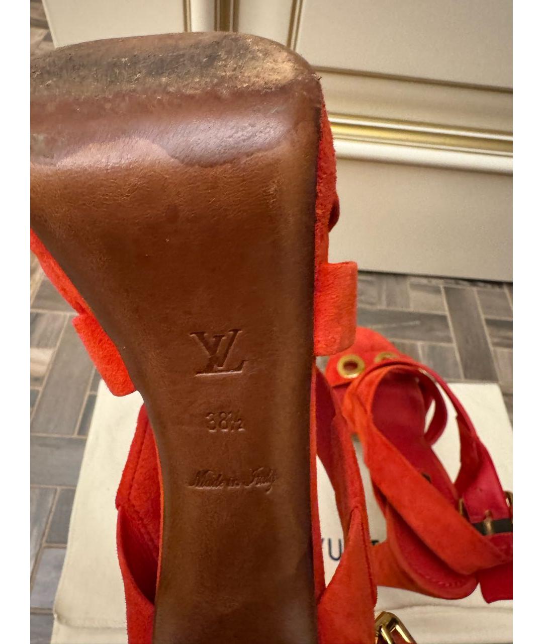 LOUIS VUITTON Красные замшевые босоножки, фото 6