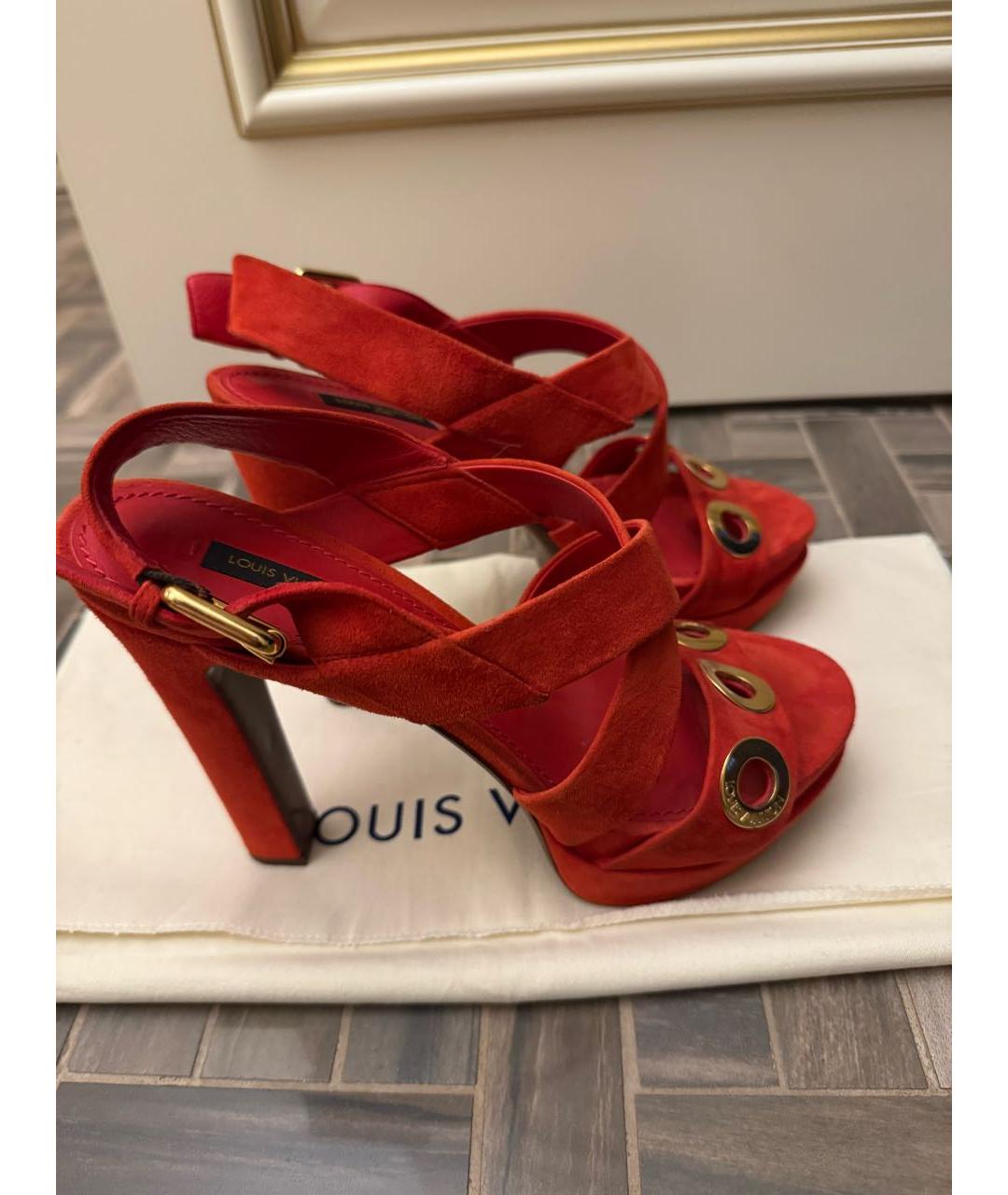 LOUIS VUITTON Красные замшевые босоножки, фото 7
