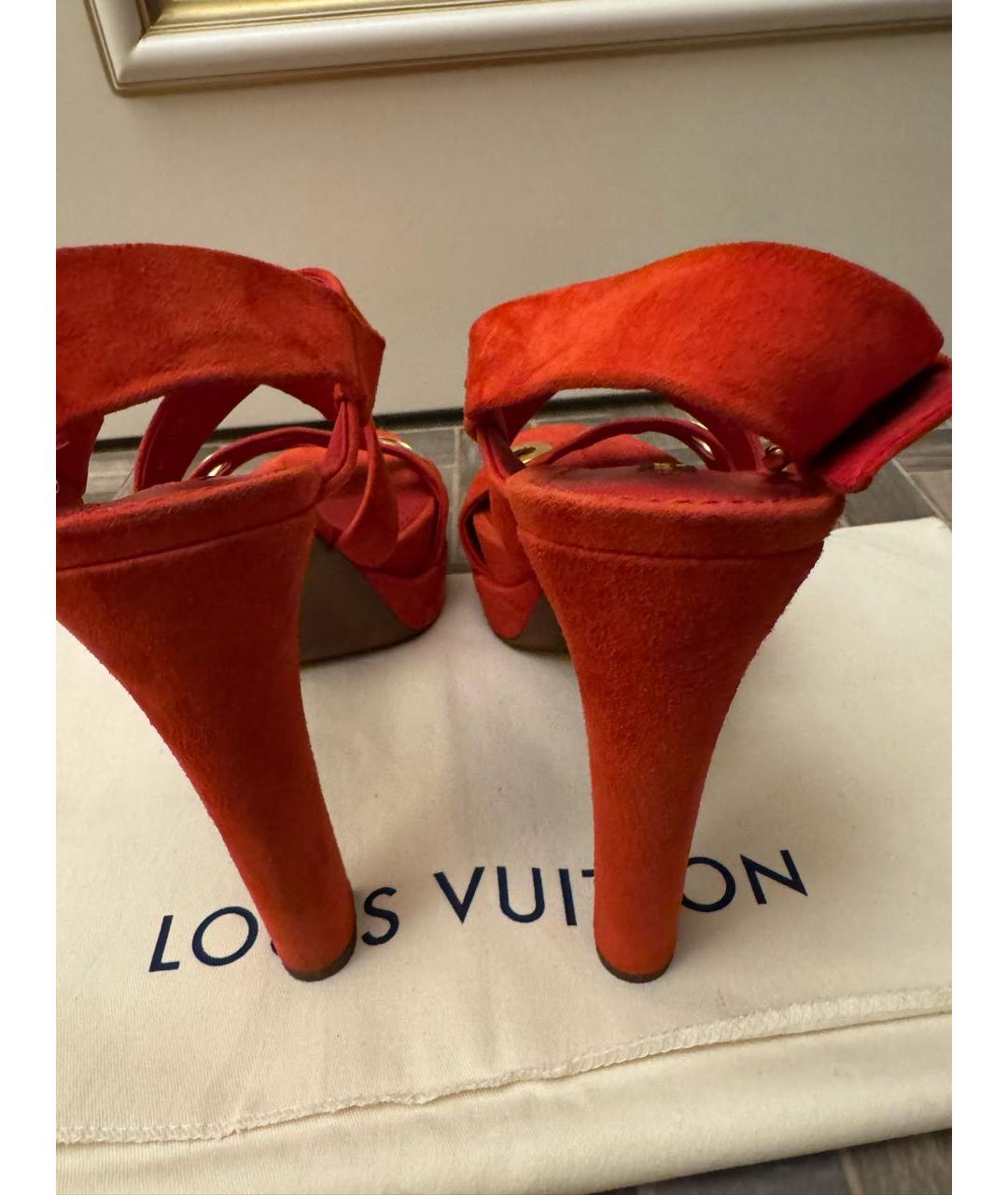 LOUIS VUITTON Красные замшевые босоножки, фото 3