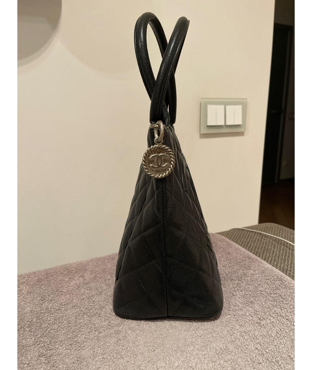 CHANEL Черная кожаная сумка с короткими ручками, фото 3