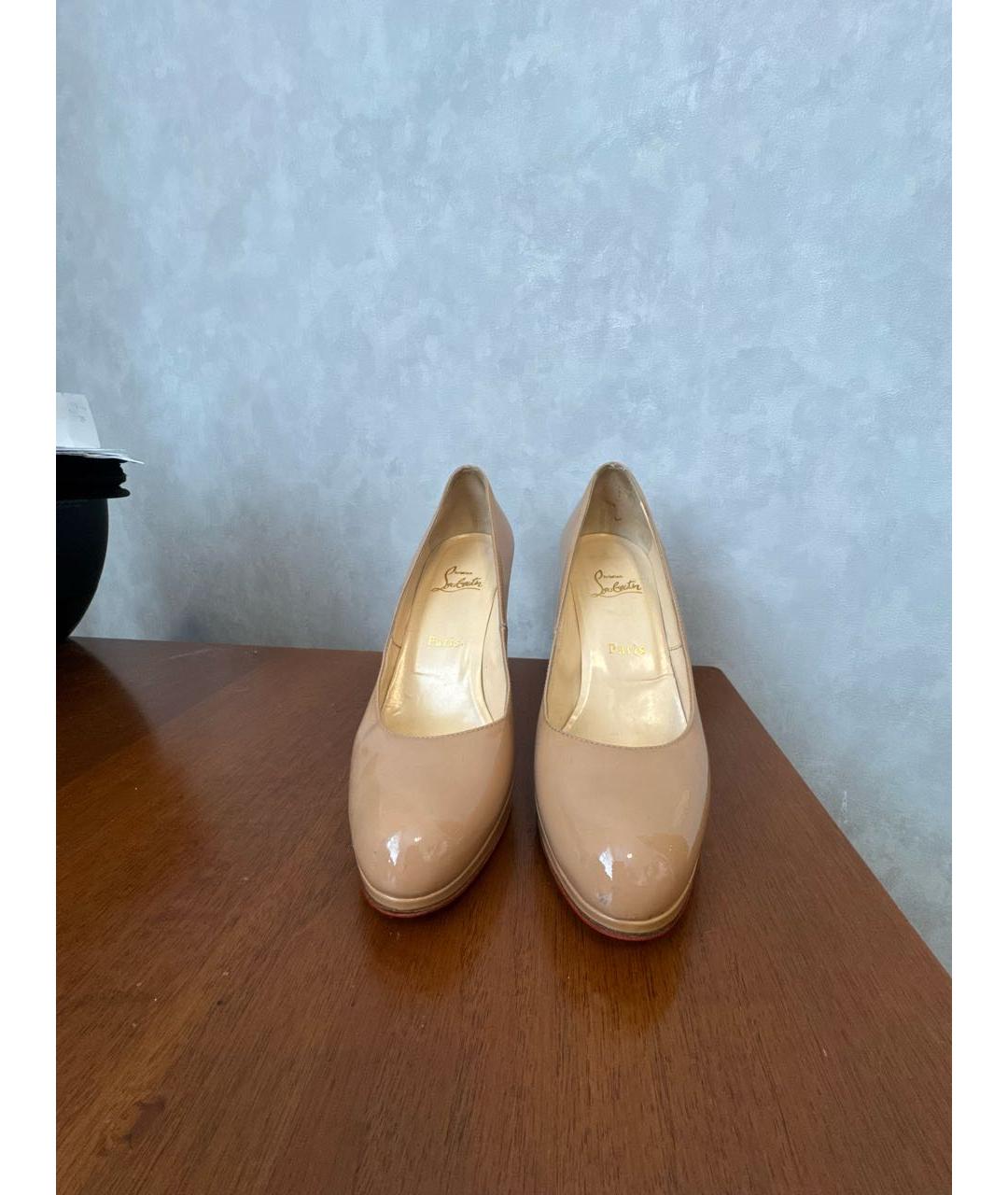 CHRISTIAN LOUBOUTIN Бежевые туфли из лакированной кожи, фото 2