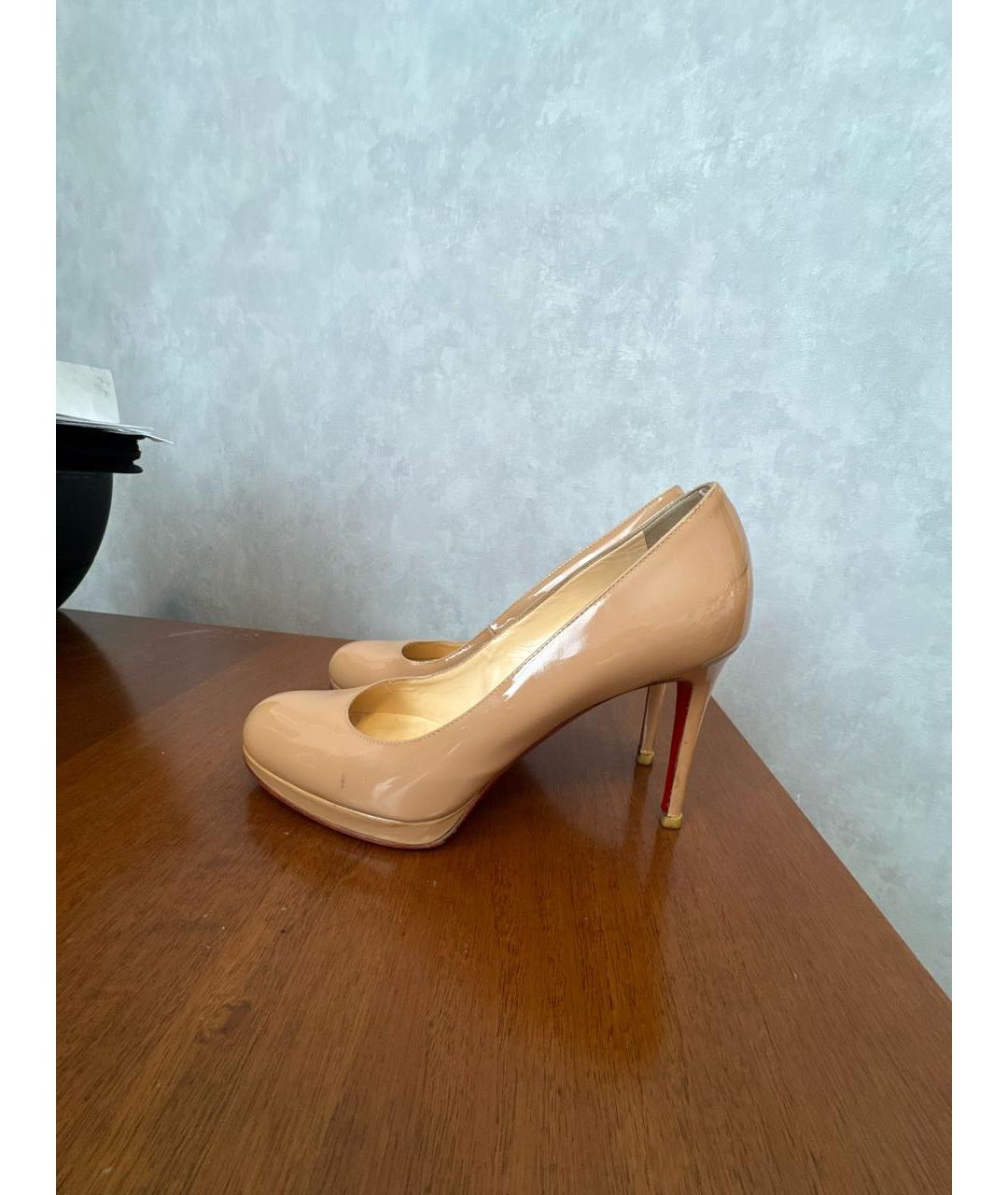 CHRISTIAN LOUBOUTIN Бежевые туфли из лакированной кожи, фото 5