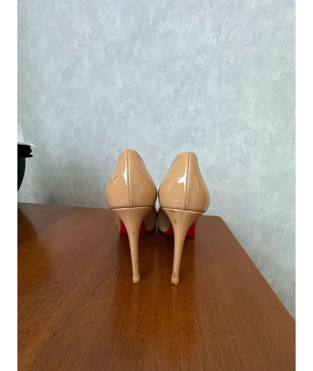 CHRISTIAN LOUBOUTIN Бежевые туфли из лакированной кожи, фото 4