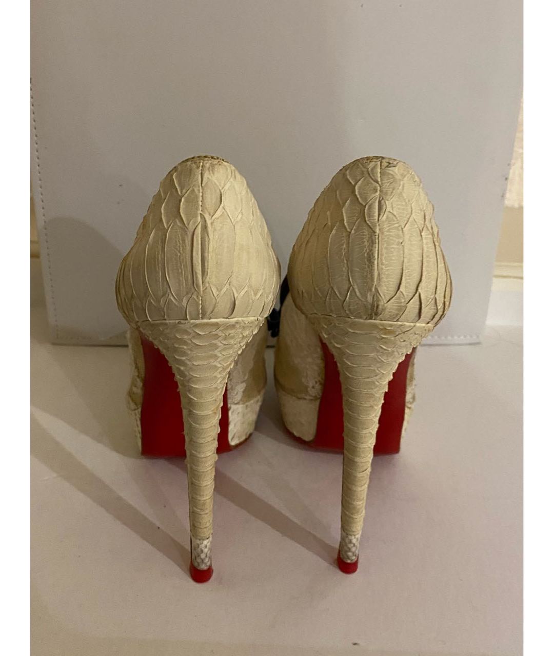 CHRISTIAN LOUBOUTIN Белые туфли из экзотической кожи, фото 3