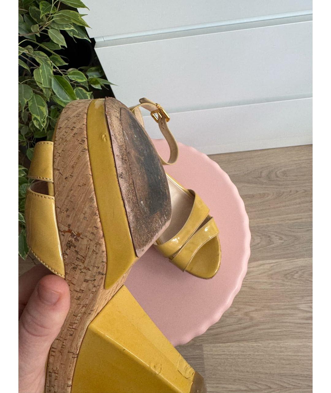 PRADA Горчичные босоножки из лакированной кожи, фото 7