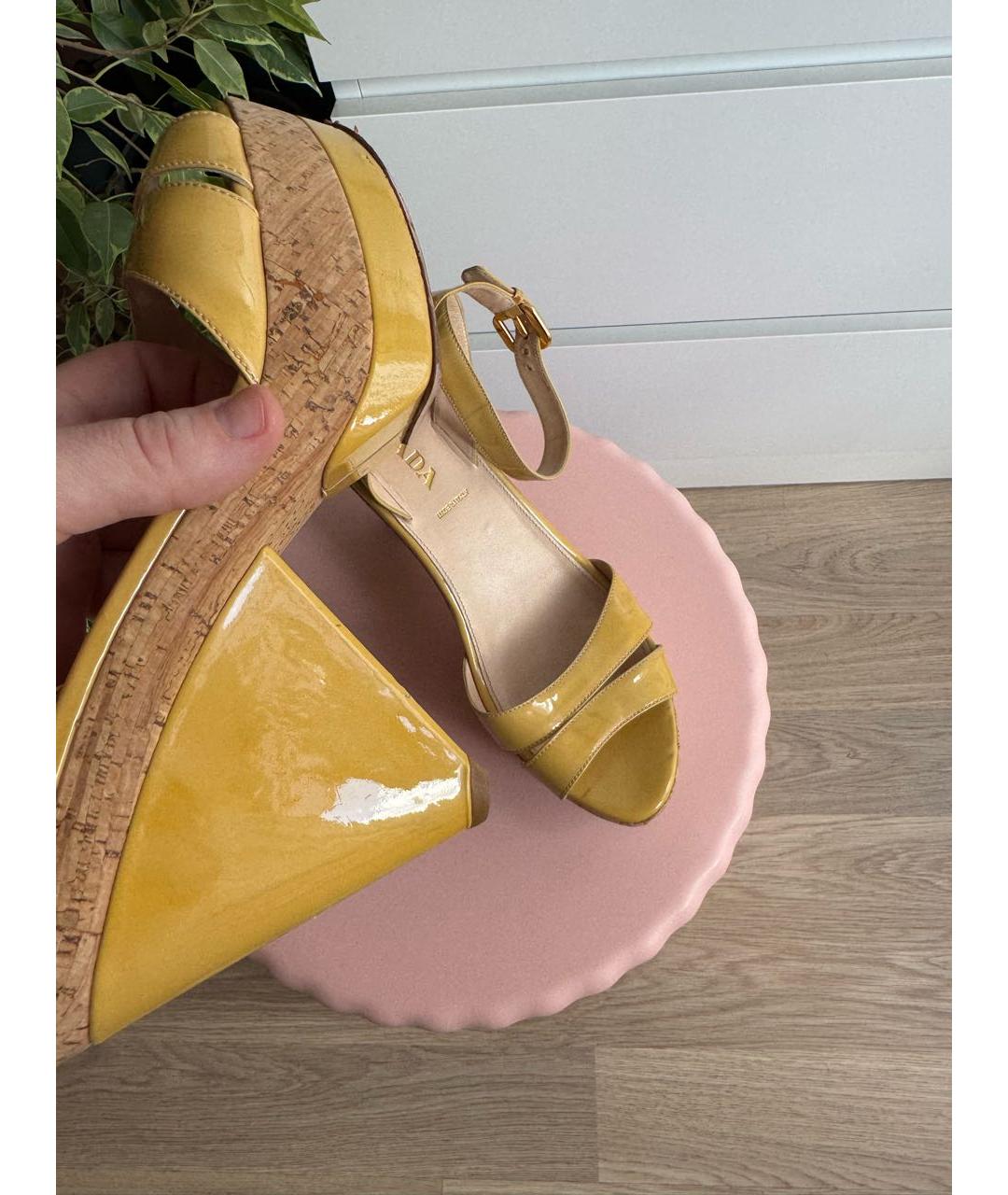 PRADA Горчичные босоножки из лакированной кожи, фото 5