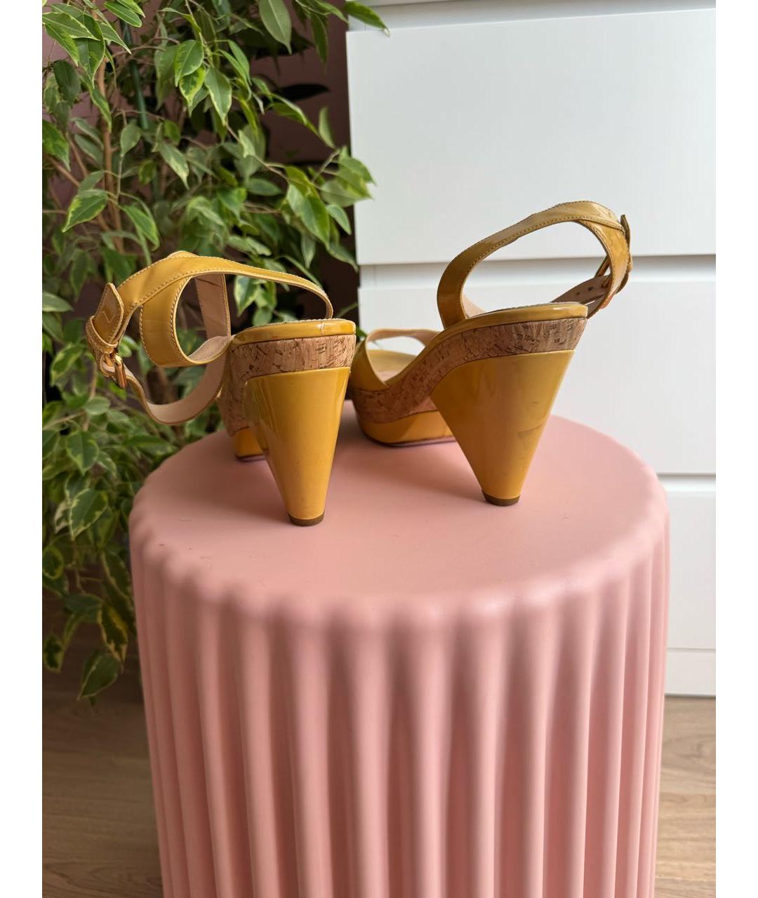 PRADA Горчичные босоножки из лакированной кожи, фото 4