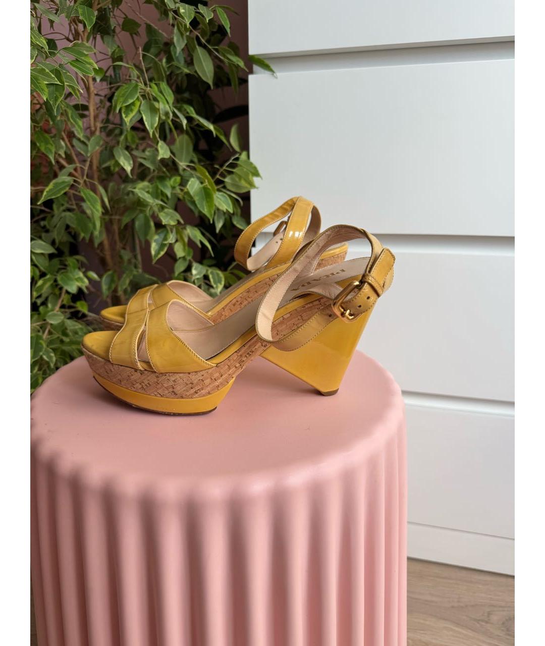 PRADA Горчичные босоножки из лакированной кожи, фото 9
