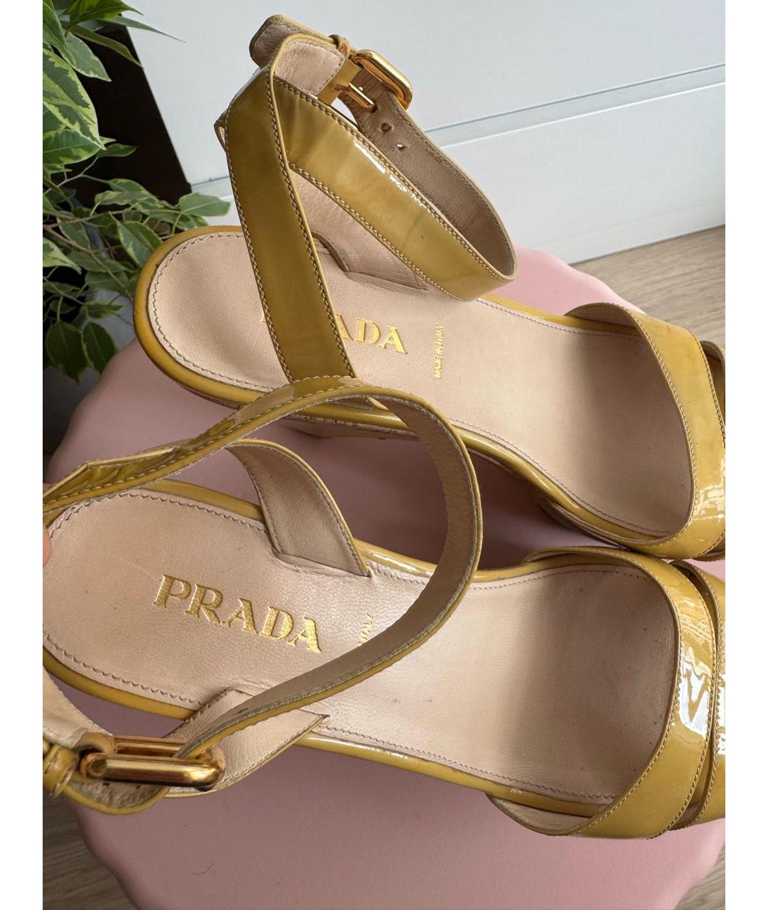PRADA Горчичные босоножки из лакированной кожи, фото 8