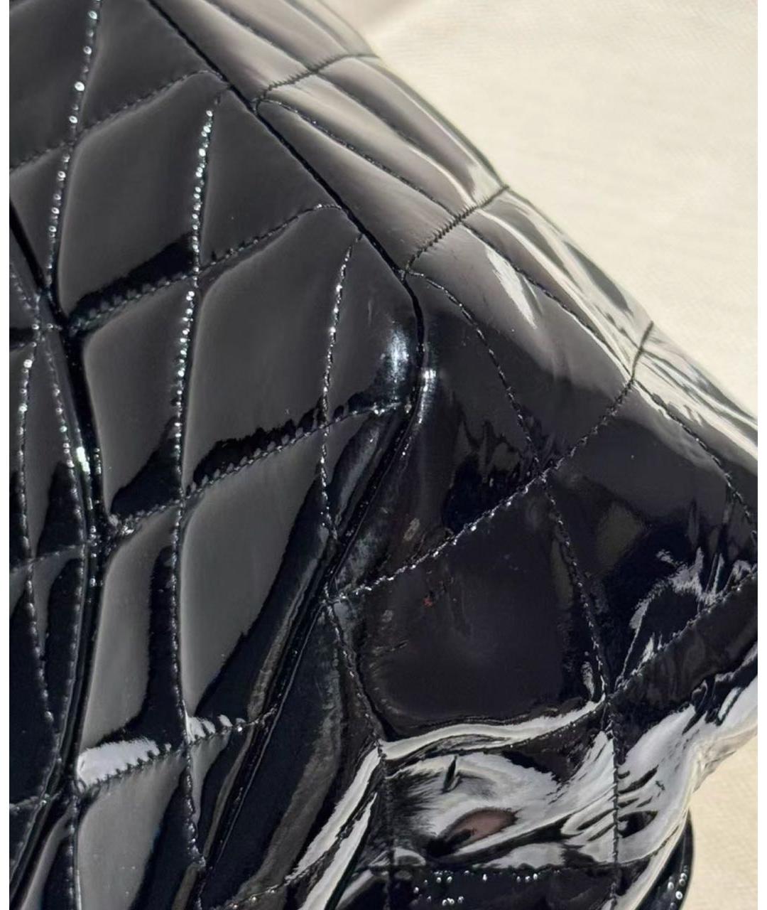 CHANEL Черная сумка через плечо из лакированной кожи, фото 4