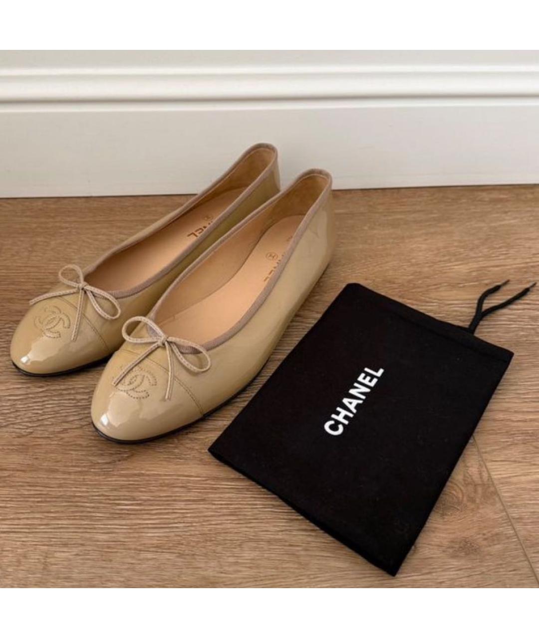 CHANEL Бежевые балетки из лакированной кожи, фото 2