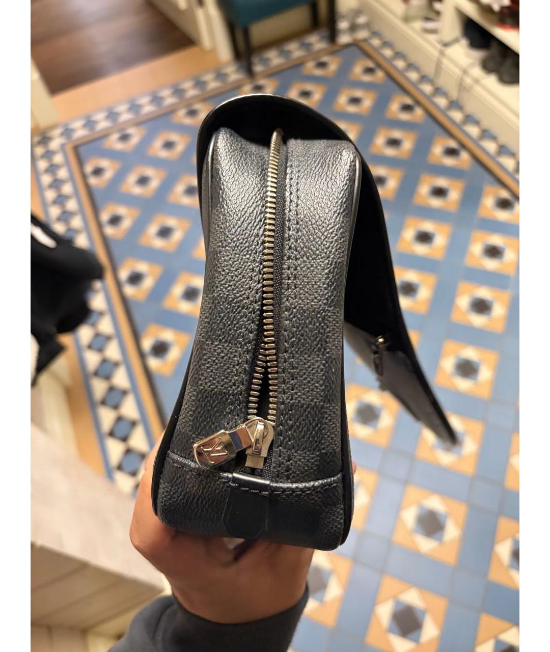 LOUIS VUITTON Черная косметичка, фото 5