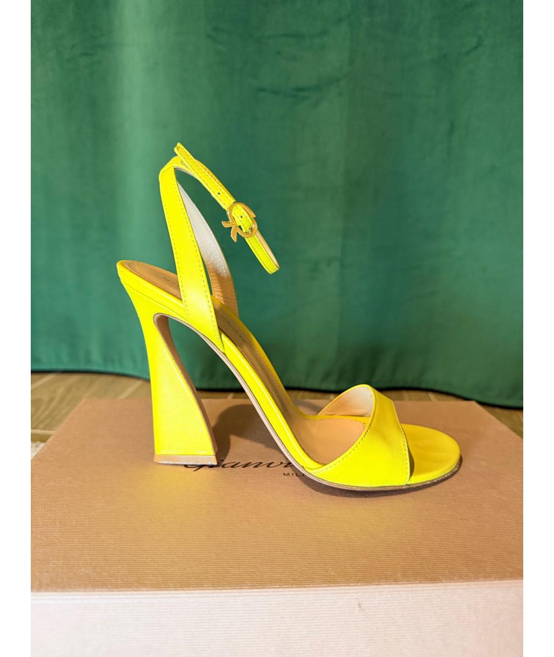 GIANVITO ROSSI Желтые кожаные босоножки, фото 5