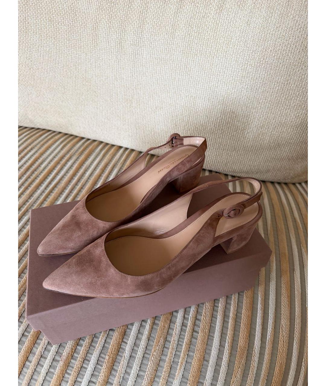 GIANVITO ROSSI Бежевые замшевые лодочки на низком каблуке, фото 2