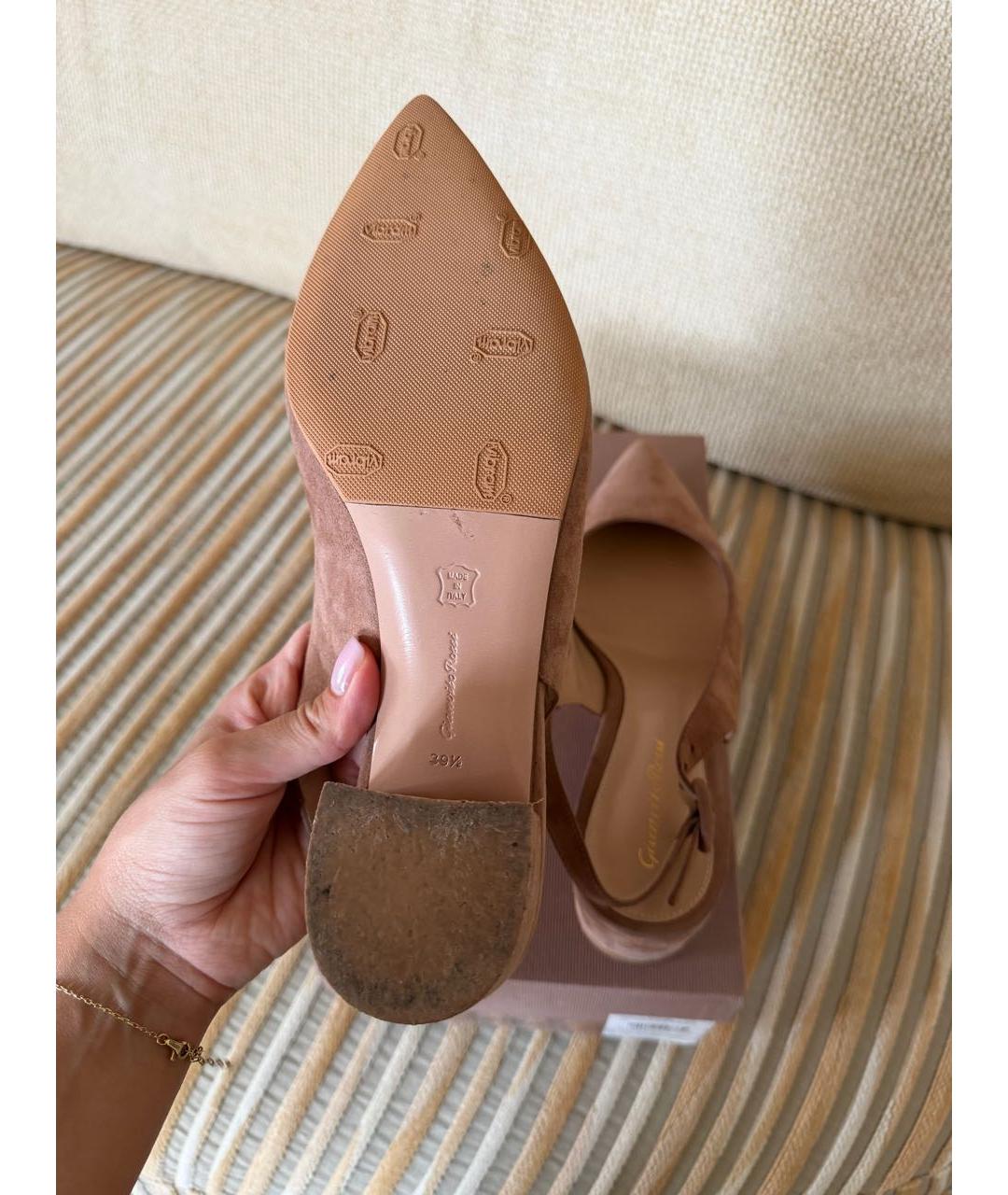 GIANVITO ROSSI Бежевые замшевые лодочки на низком каблуке, фото 8