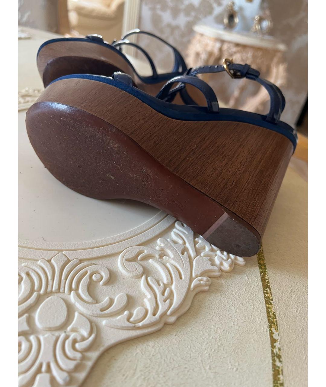 LOUIS VUITTON Темно-синие босоножки из лакированной кожи, фото 6