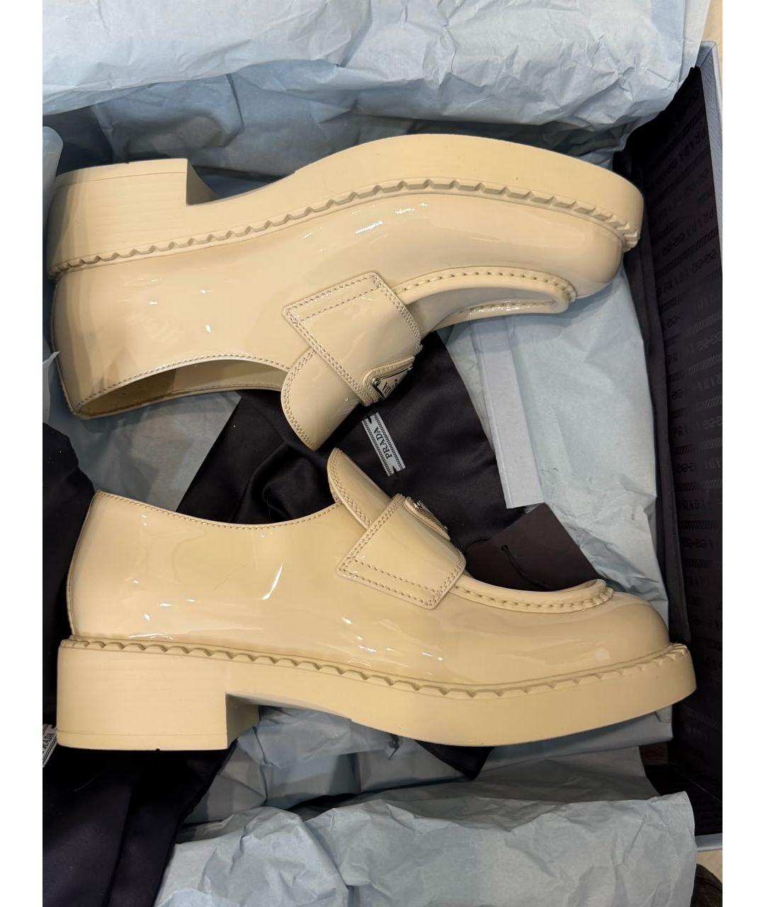 PRADA Бежевые лоферы из лакированной кожи, фото 2