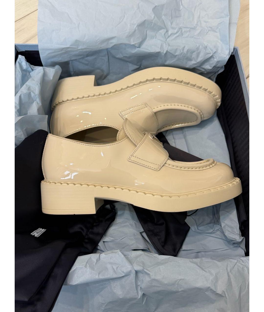 PRADA Бежевые лоферы из лакированной кожи, фото 3