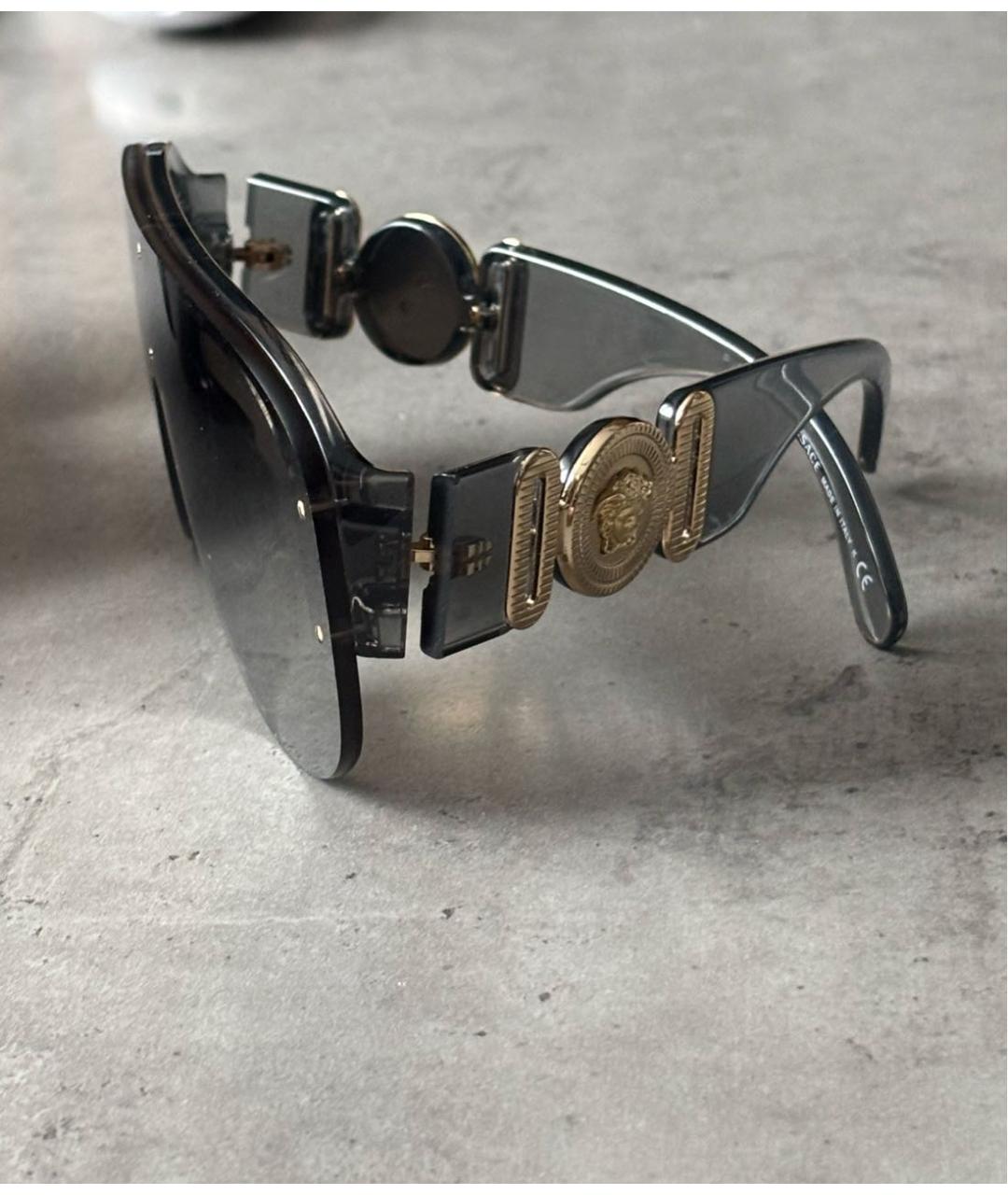 VERSACE Антрацитовые пластиковые солнцезащитные очки, фото 2