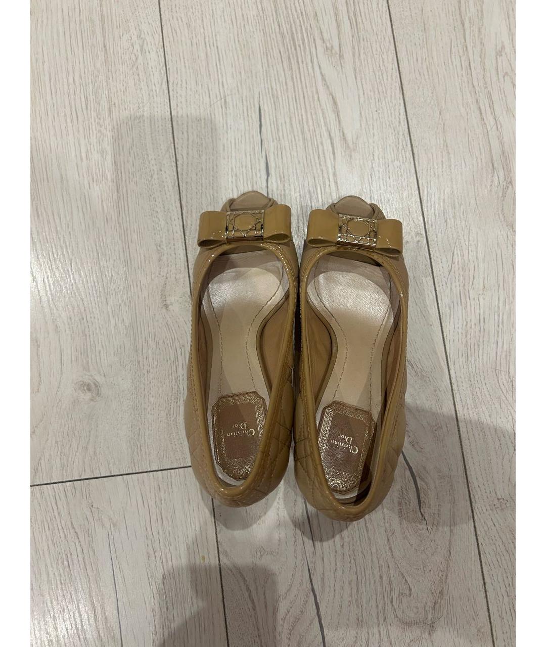 CHRISTIAN DIOR Бежевые кожаные лодочки на низком каблуке, фото 3