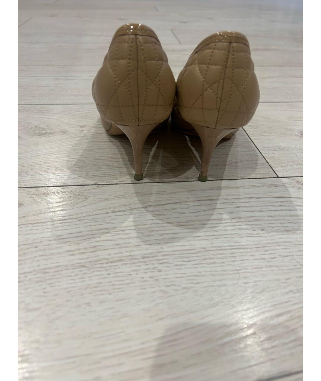 CHRISTIAN DIOR Бежевые кожаные лодочки на низком каблуке, фото 4