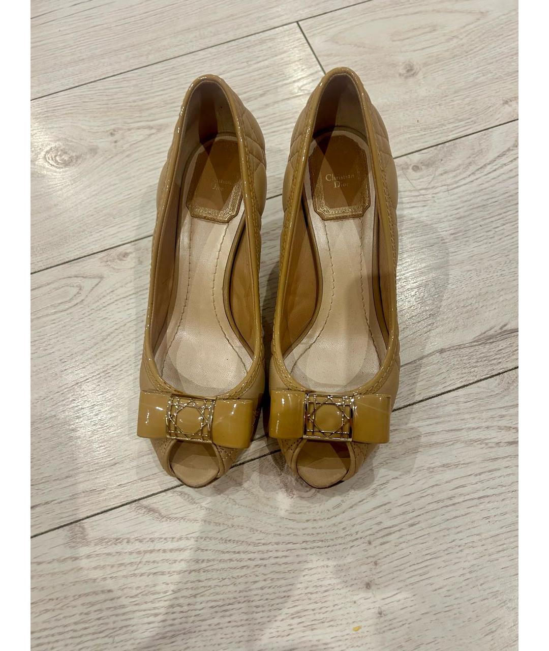 CHRISTIAN DIOR Бежевые кожаные лодочки на низком каблуке, фото 2
