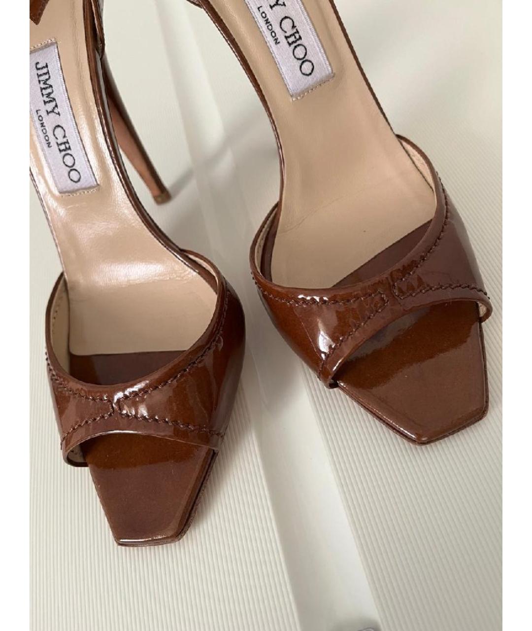JIMMY CHOO Коричневые босоножки из лакированной кожи, фото 2