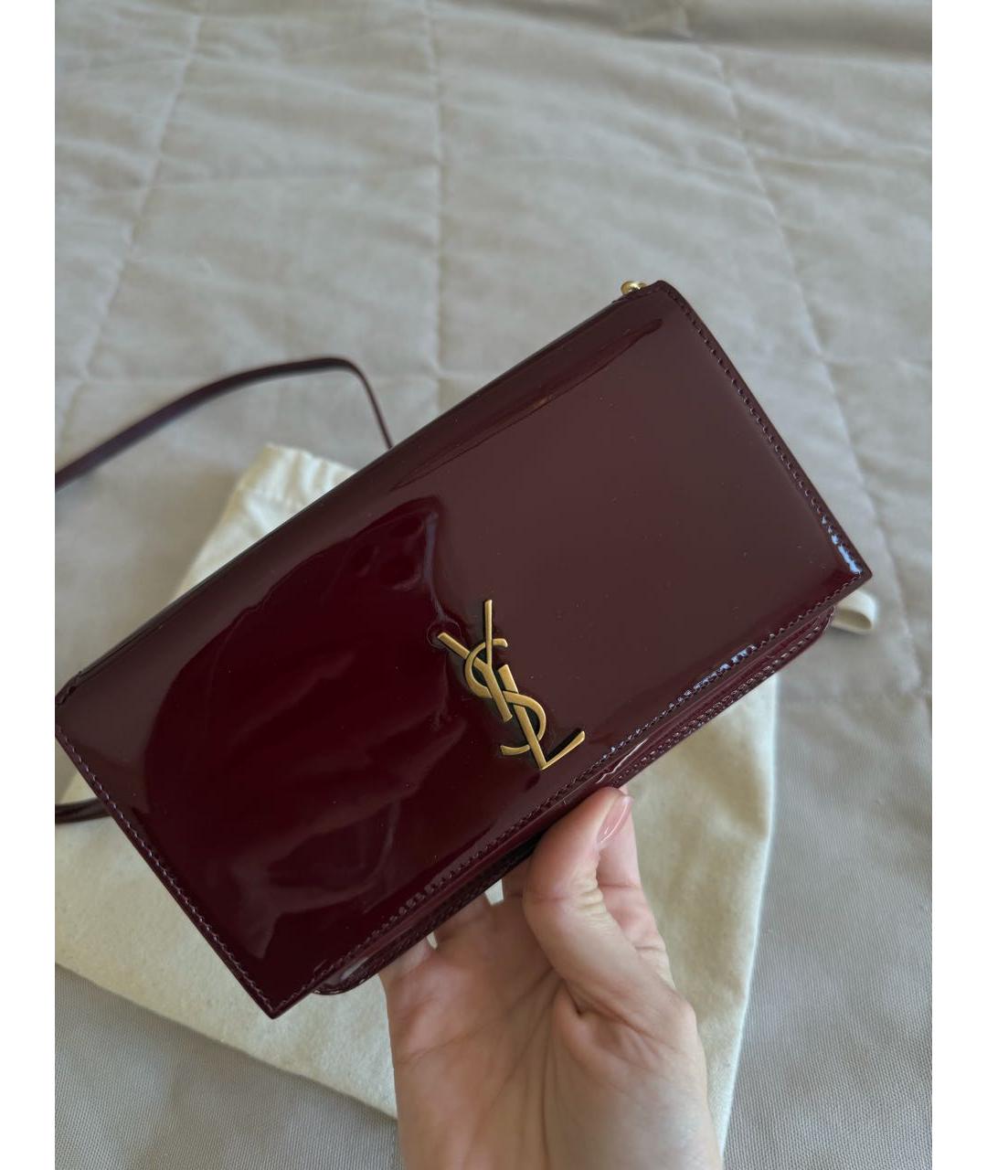 YVES SAINT LAURENT BEAUTY Бордовая сумка через плечо из лакированной кожи, фото 1