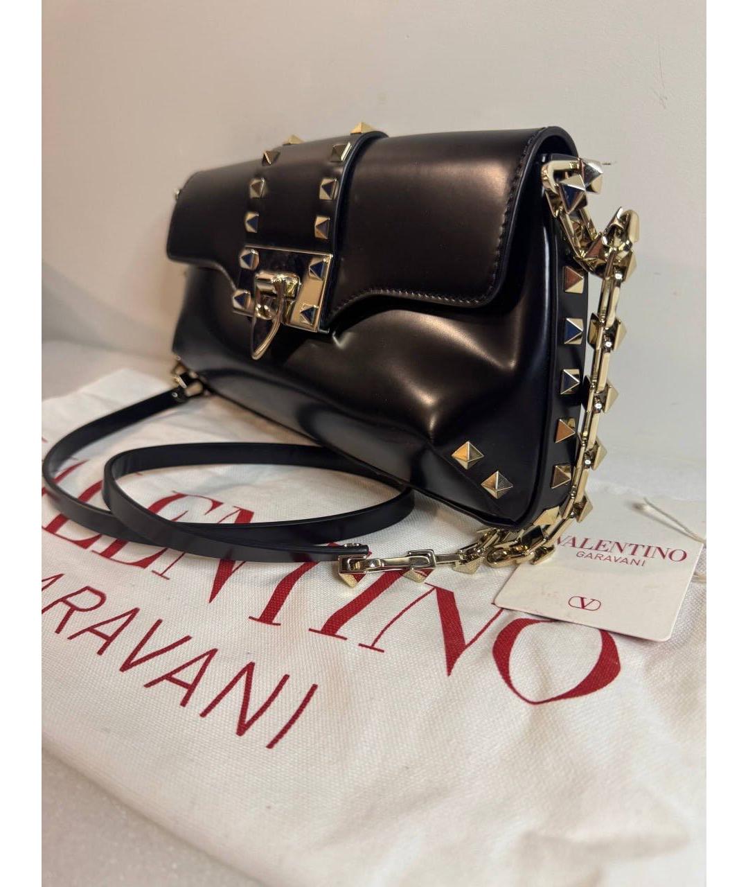 VALENTINO Черная сумка через плечо из лакированной кожи, фото 2