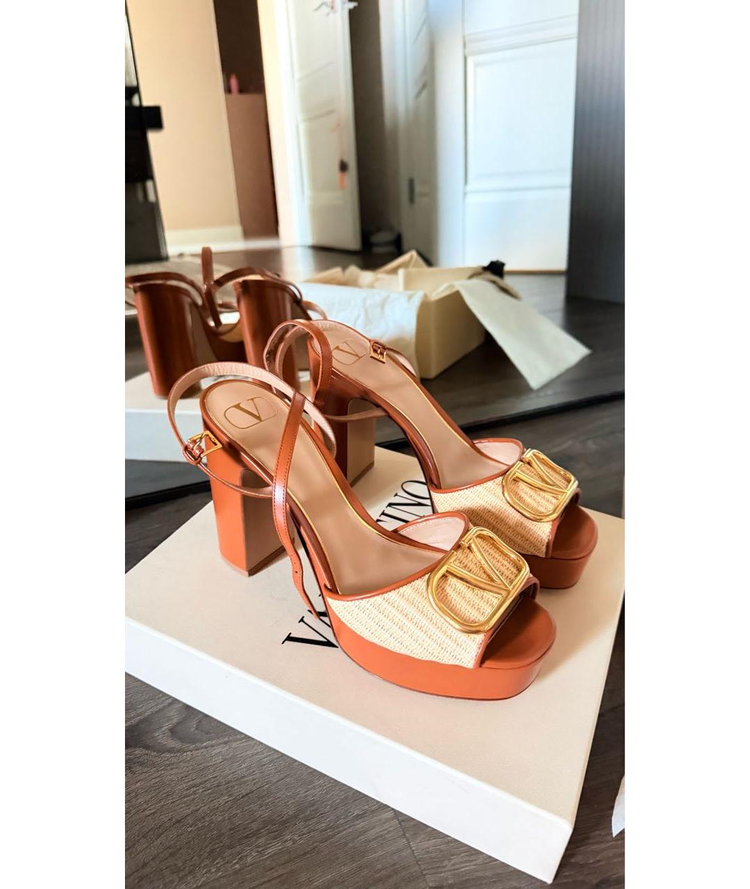 VALENTINO Бежевые кожаные босоножки, фото 2