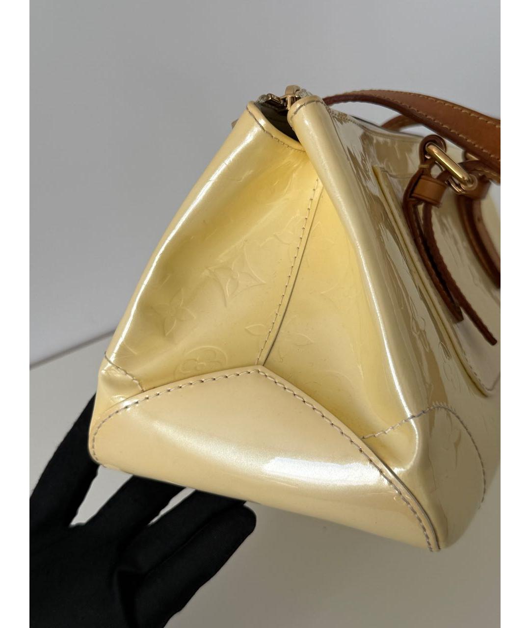 LOUIS VUITTON Бежевая сумка с короткими ручками из лакированной кожи, фото 5