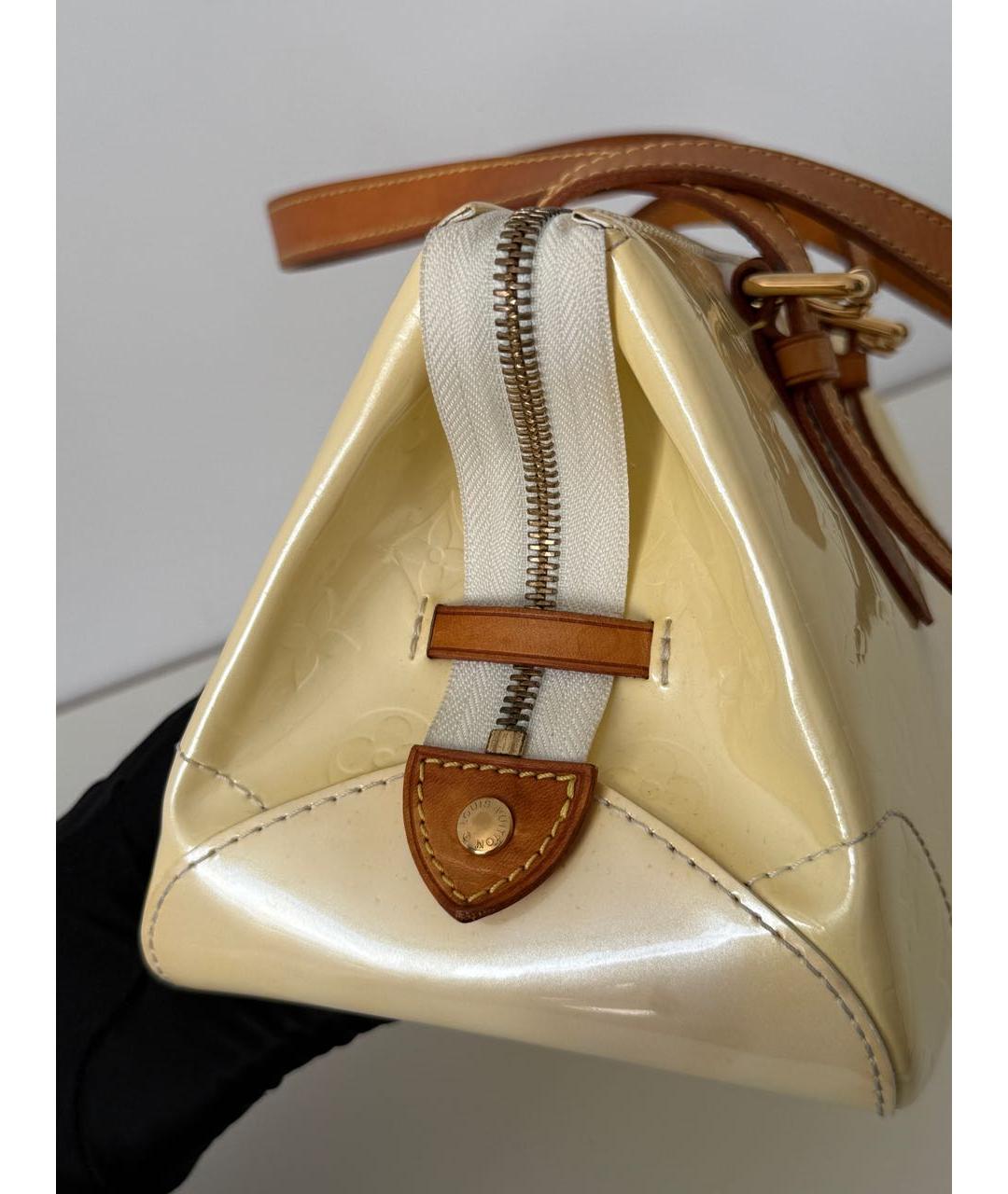 LOUIS VUITTON Бежевая сумка с короткими ручками из лакированной кожи, фото 4