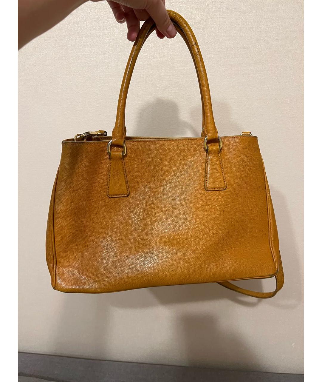 PRADA Горчичная кожаная сумка через плечо, фото 4
