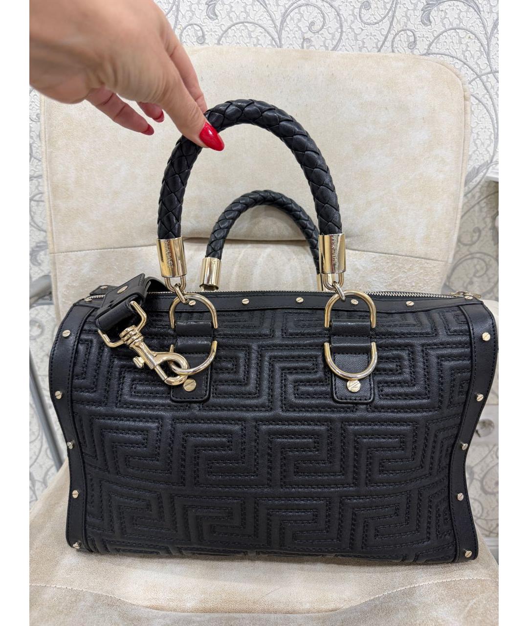 VERSACE Черная кожаная сумка с короткими ручками, фото 3