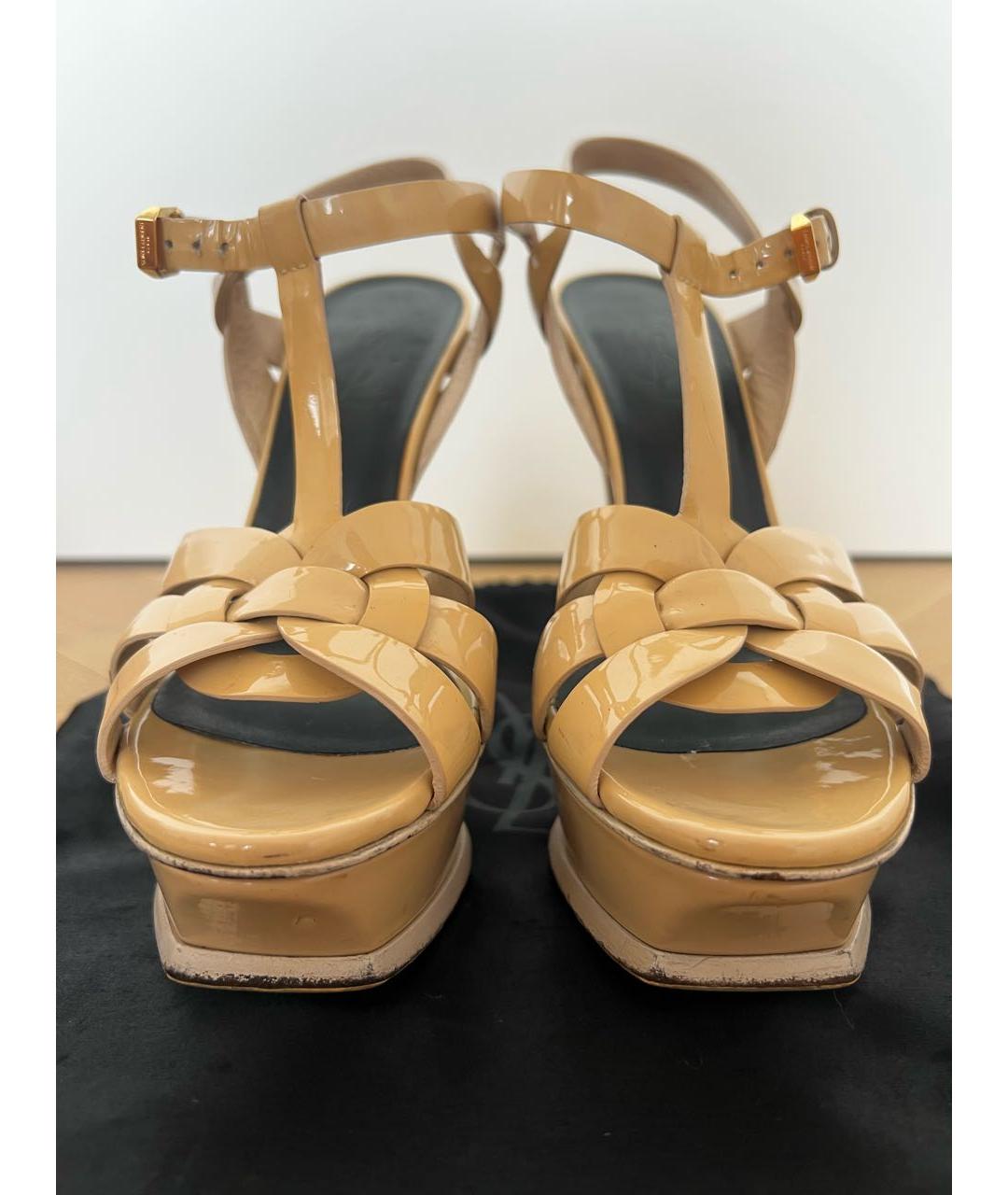 SAINT LAURENT Бежевые босоножки из лакированной кожи, фото 5
